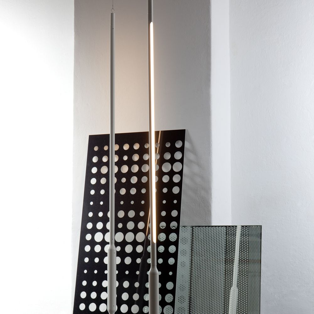 Moderne vertikal gehängte Leuchte mit Neonröhre.