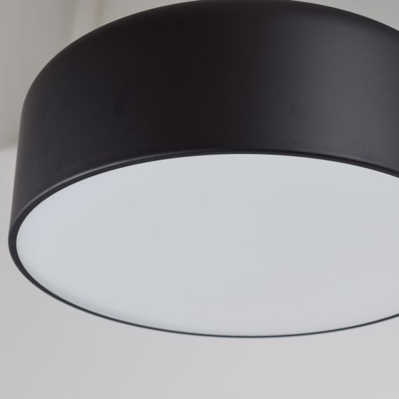 Matt schwarze Oberflche der Lampe.