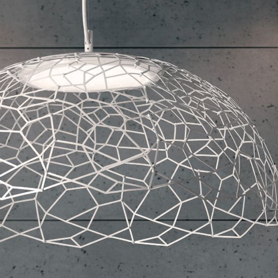 Netzartig umspannt der Lampenschirm die Lichtquelle.