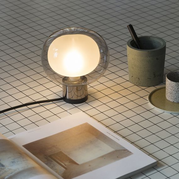Besonder Glas-Tischleuchte mit Schwarzchrom Fu.