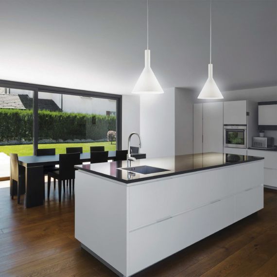 Pendelleuchte mit trichterförmigen Lampenglas