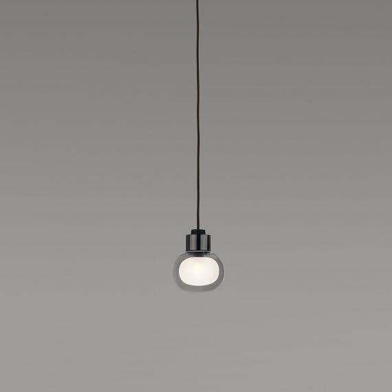 Ausfhrung in Schwarzchrom und Rauchglas.