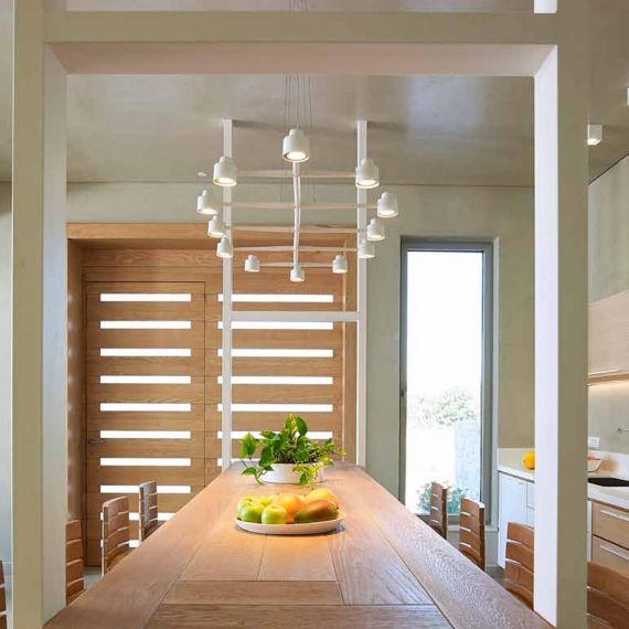 Moderne Design Hngeleuchte fr langen Esstisch.