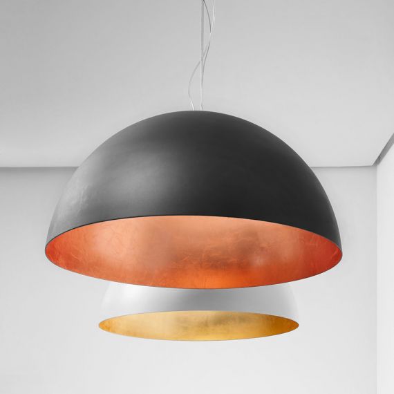 Halbkugel Pendelleuchte, hier in Schwarz mit Blattkupfer innen.
