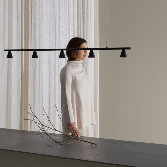 Minimalistische Design Hängeleuchte von 118cm Länge in Schwarz