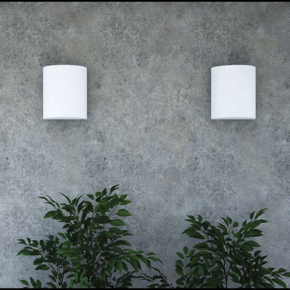 Wandleuchte mit geschlossenen, weißem Lampenglas seidenmatt