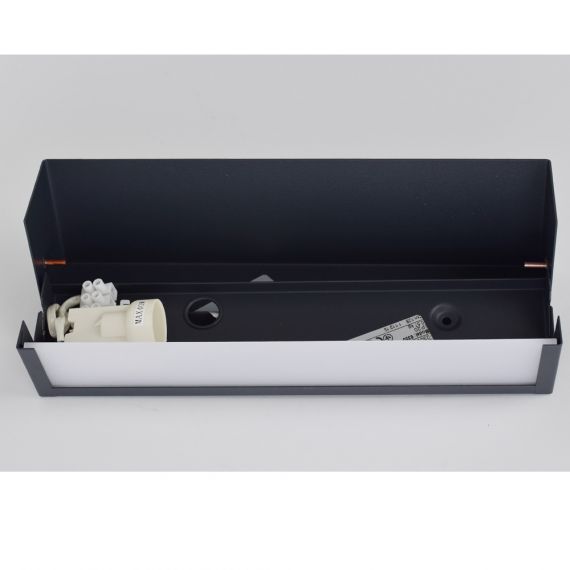 Längliche Wandleuchte mit Lichtaustritt nach unten in Grau