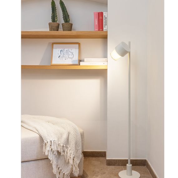 Stehlampe mit warme Licht.