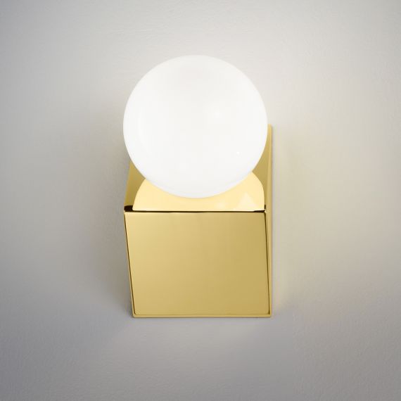 Minimalistische Wandlampe mit edler Messinghalterung.