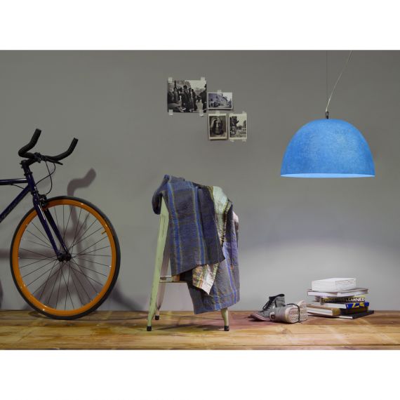 Leuchtend blauer Lampenschirm fr kunstvolle Farbakzente.
