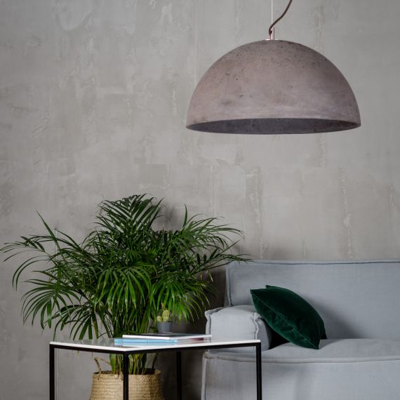 Moderne Kombination der Beton-Leuchten mit Pflanzen und Textil.