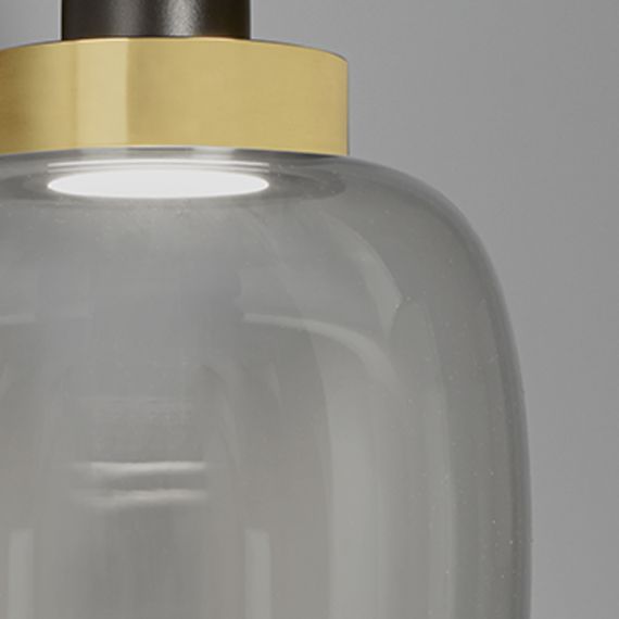 Italienische Rauchglas Pendelleuchte mit Messingring.