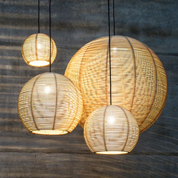 Leuchten Serie aus Rattan in 4 Gren. Hier unlackiert.