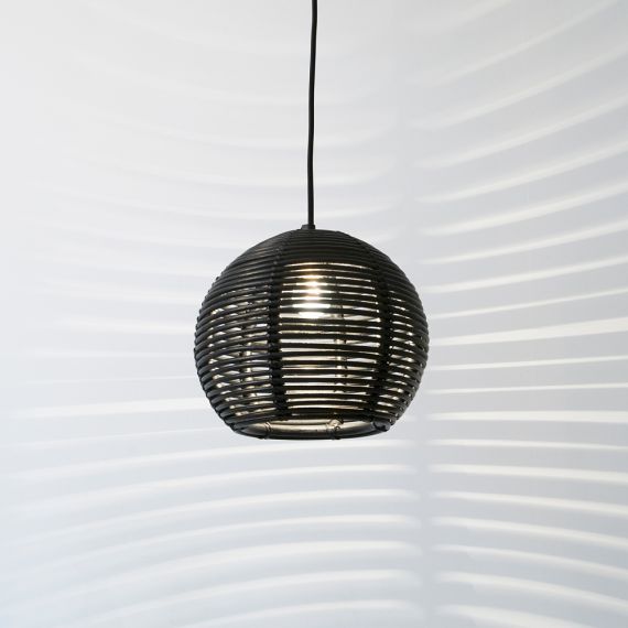 Kleine, schwarze Variante der Rattan-Leuchte.