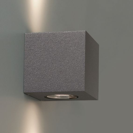 Quadratische Aussenleuchte mit der Schutzklasse IP65. Oberflche Silber-Anthrazit.