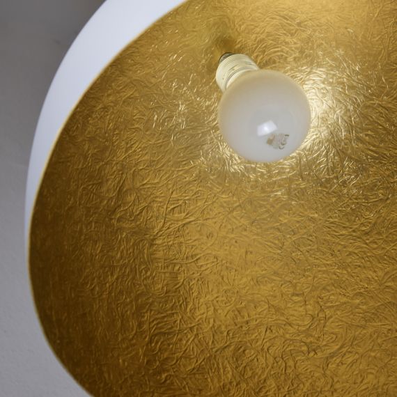 Leuchtend goldene Innenfarbe der Pendelleuchte.
