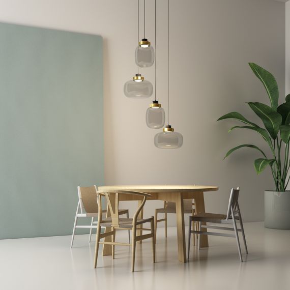 Zartes Rauchglas an LED Pendel in Schwarz/Messing.