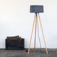 TAMLA Bodenstehleuchte aus Beton Dreibeinige Stehlampe aus Holz, Beton und Stahl.