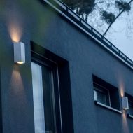 ORTHO 65 Zweistrahlige Beton-Auenleuchte Schlichte, architektonische Auenwandleuchte.