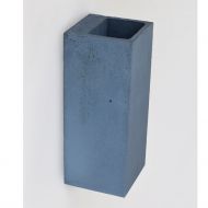 ORTHO 65 Zweistrahlige Beton-Auenleuchte Die Beton-Wandleuchte in Blau.