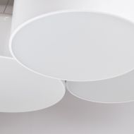 TARRO Pendelleuchte mit drei verschieden groen runden Metallschirmen Die Lichtquelle wird mit einem eingespannten Diffusor verblendet.