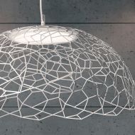 NASSA Groe, filigran durchbrochene Hngeleuchte Netzartig umspannt der Lampenschirm die Lichtquelle.