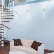 HUG SQ TWO wall spot made of ceramic material Indirekte und direkte Beleuchtung mit dem schlichtem Wandspot.