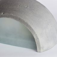 SOFFA Halbrunde Wandleuchte aus Leichtbeton Satinierte Glas-Blende untern.