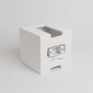 RUDI Quadratische Wandleuchte aus Keramik Quadratische Grundform. Lichtaustritt oben und unten.