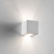 RUDI Quadratische Wandleuchte aus Keramik Quadratische Wandleuchte aus weier Keramik.