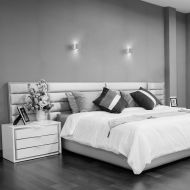 RUDI Quadratische Wandleuchte aus Keramik Kleine, quadratische Wandleuchte mit Lichtaustritt oben und unten.