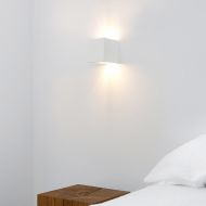 RUDI Quadratische Wandleuchte aus Keramik Kleine Wandleuchte - hier im neben dem Bett.