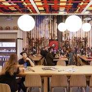 LUNAR Pendelleuchte mit rundem, weiem Glas Das universelle Design der Kugel-Lampe in modernem Interieur.