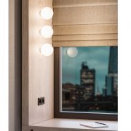 LUNAR Italienische Wandleuchte mit Opalkugel Kleine, runde Wandleuchten aus Glas.