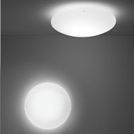 JOON Italian wall light with flat opal glass Die Leuchte kann als Wand- oder Deckenleuchte montiert werden.