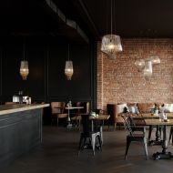 SAYA 45 Italian pendant light with ornate glass Das Licht wird durch die Glaswlbungen leicht gebrochen.