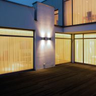 LAUSANNE outdoor wall light with up & down light Schlichte, doch markante Auenleuchte mit Lichtaustritt oben und unten.