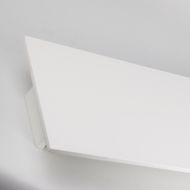 BRANCO Long wall light with LED up- and downlight uere Struktur der Wandleuchte aus weier Keramik.