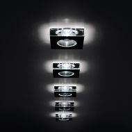 LUI Einbaustrahler mit quadratischem Klarglas Auffallendes Lichtspiel der Einbauleuchte mit Stahl-Front.