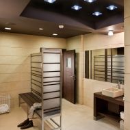 CHEOPE Einbaustrahler mit Kristallglas Die Einbauleuchte hier in der Umkleide einer Sauna.