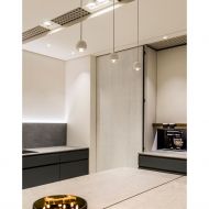 BERRIER JUNIOR Small, high-quality LED pendant Klein aber fein: die Pendelleuchte hier zur Beleuchtung der Kchentheke.