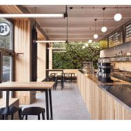 BETA Kleine Kugelleuchte mit mattem Opalglas Mini-Pendellampe zur Beleuchtung von Theke in Coffee Shop.