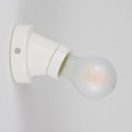 VILL Small porcelain wall bracket Die Lampenhalterung in Wei mit matter Lampe (nicht im Lieferumfang).