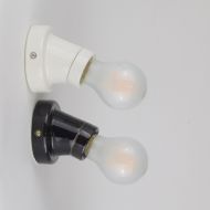 VILL Small porcelain wall bracket Beide Farben der Porzellan-Wandlampe.