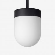 SOJUS Stab-Hngeleuchte mit halbrundem Glas Pillenfrmiges Lampenglas mit schwarzer Halterung.