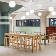 OLANA White spherical glass pendant light Beleuchtung des Terminal, Hafen von Helsinki.