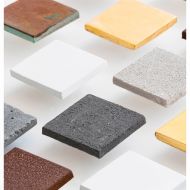 KEIDAI Geschwungene Wandleuchte aus Keramik Oberflchen Corten, Kupfer oxidiert, Blattgold, Stein braun, hellgrau oder schwarz.