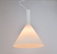 NINKA Pendelleuchte mit trichterfrmigen Lampenglas Das matt-weie Glas gibt gedmpftes Raumlicht ab.