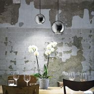 BEAT Chrom-Kugel Hngeleuchte Mehrfach angeordnet zur Beleuchtung von Tischen.