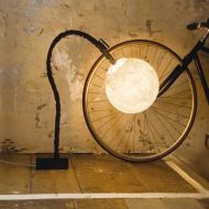 MICRO LUNA PIANTANA Design Stehleuchte aus Italien Stahlgu-Leuchtenfu und Flex-Arm.